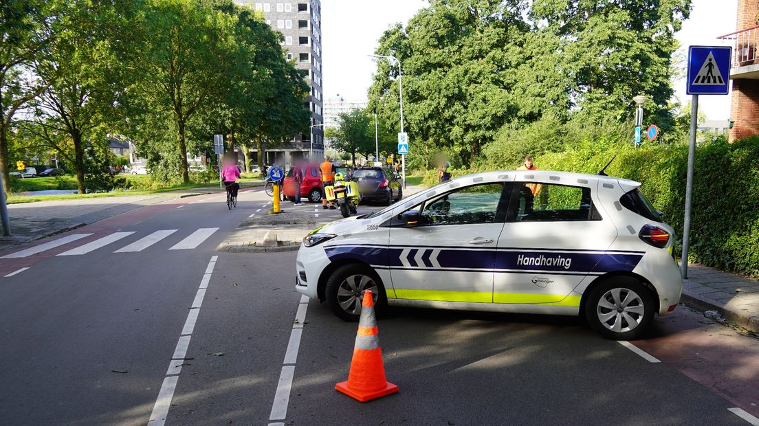 Handhavers op de plek van de aanrijding op de Van Iddekingeweg