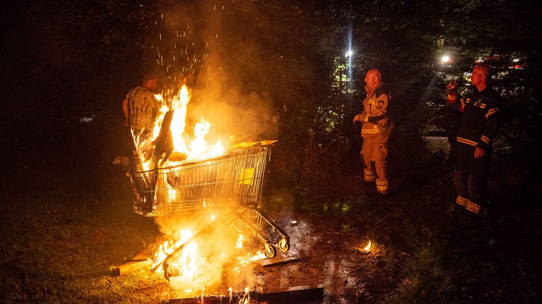 De brandweer bluste ook de winkelwagen