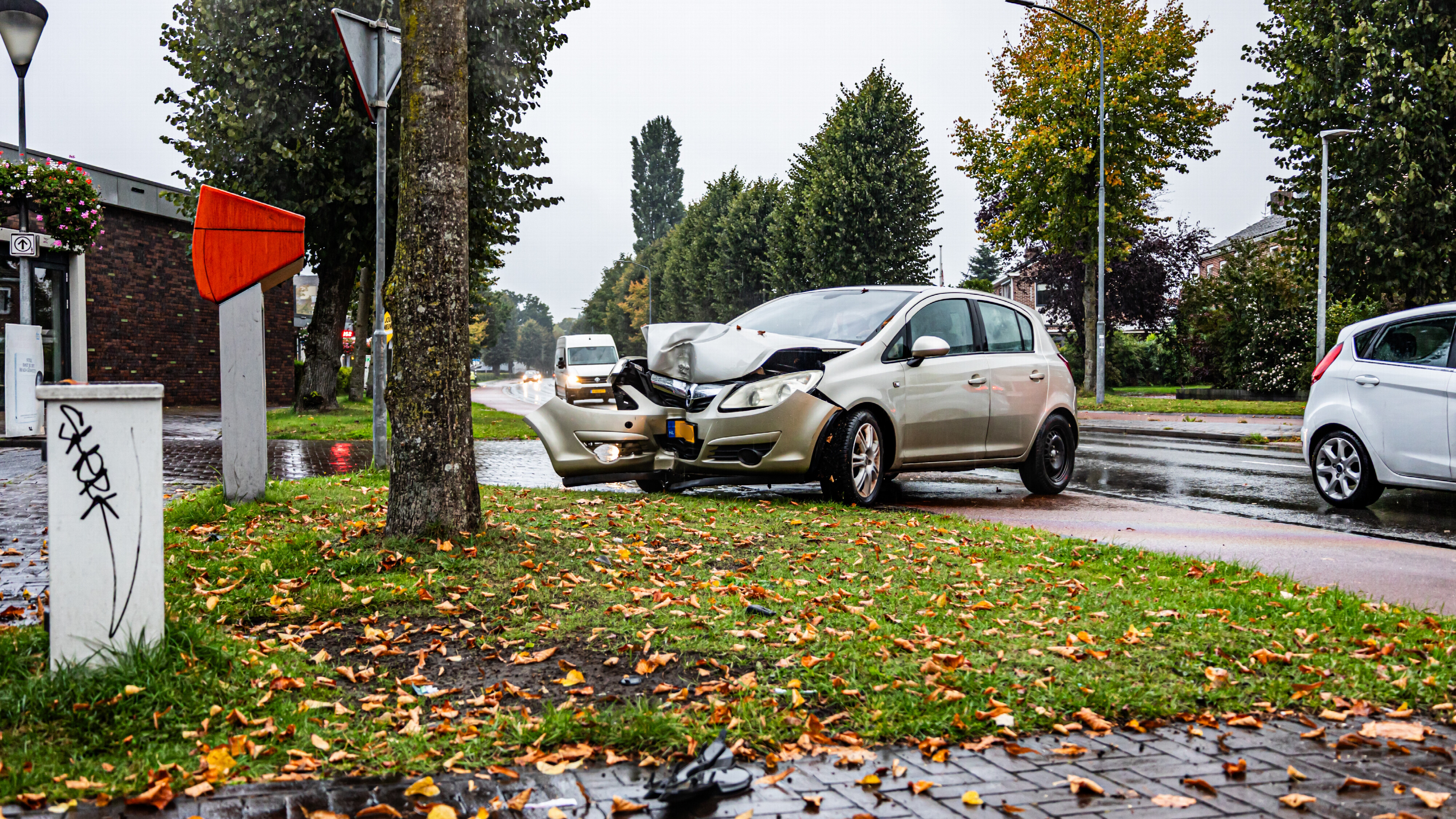 Minderjarige rijdt auto tegen boom in Assen