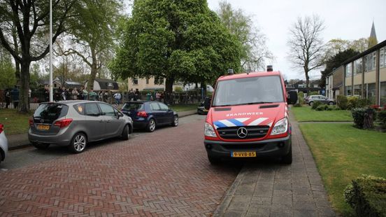 Basisschool ontruimd • frontale botsing. Basisschool ontruimd • frontale botsing.