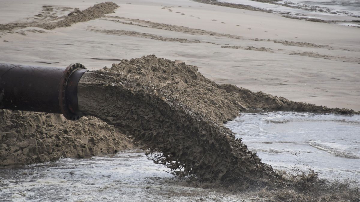 Opspuiten strand bij Zoutelande van start, in totaal komt er 900.000 kubieke meter zand bij