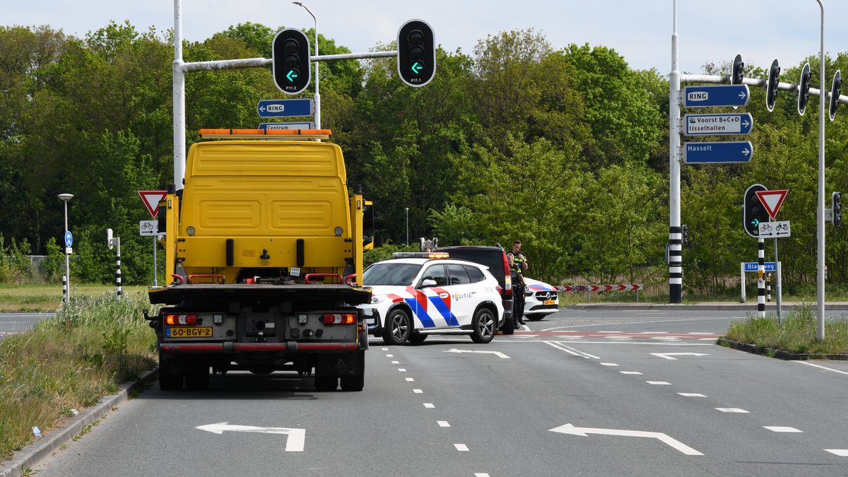 112 Nieuws: scooterrijder gewond in Zwolle | Auto belandt in sloot in Almelo