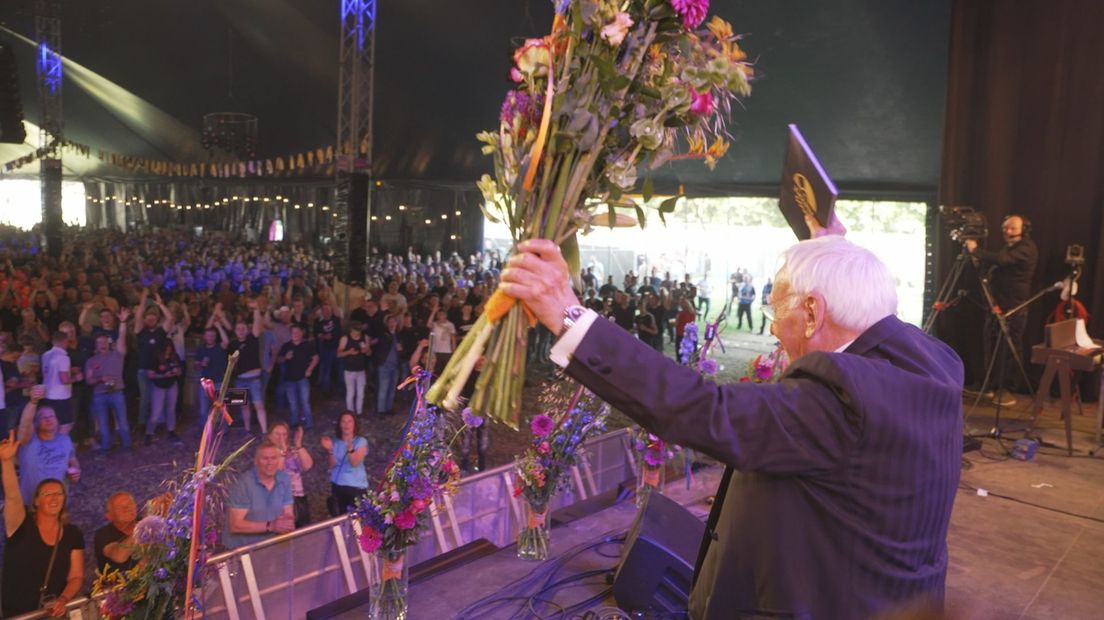 Fred Gaasbeek (Freddy Golden) bedankt de volle tent na zijn optreden op Het Vergeten Zwarte Goud