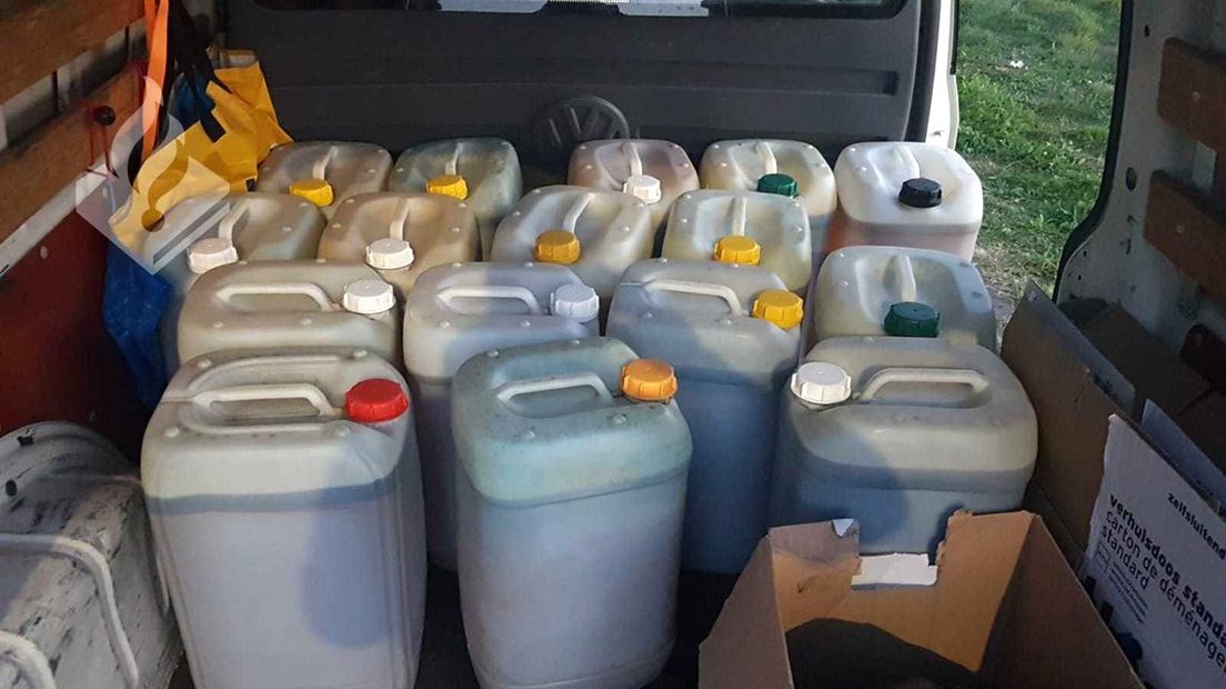 De politie vond de 25 jerrycans met amfetamine-afval. 