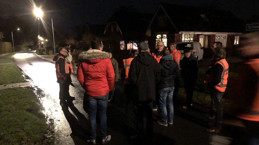 Eerder gingen bewoners van Meedhuizen de straat op om lantaarns te kiezen