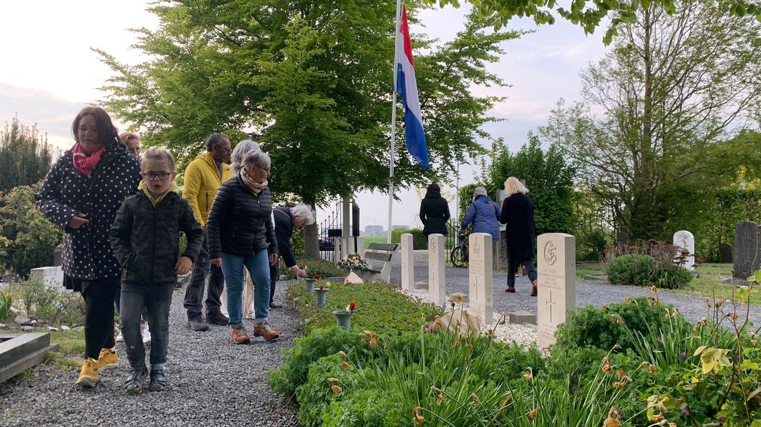 Jong en oud legde rozen op de graven in Cadzand