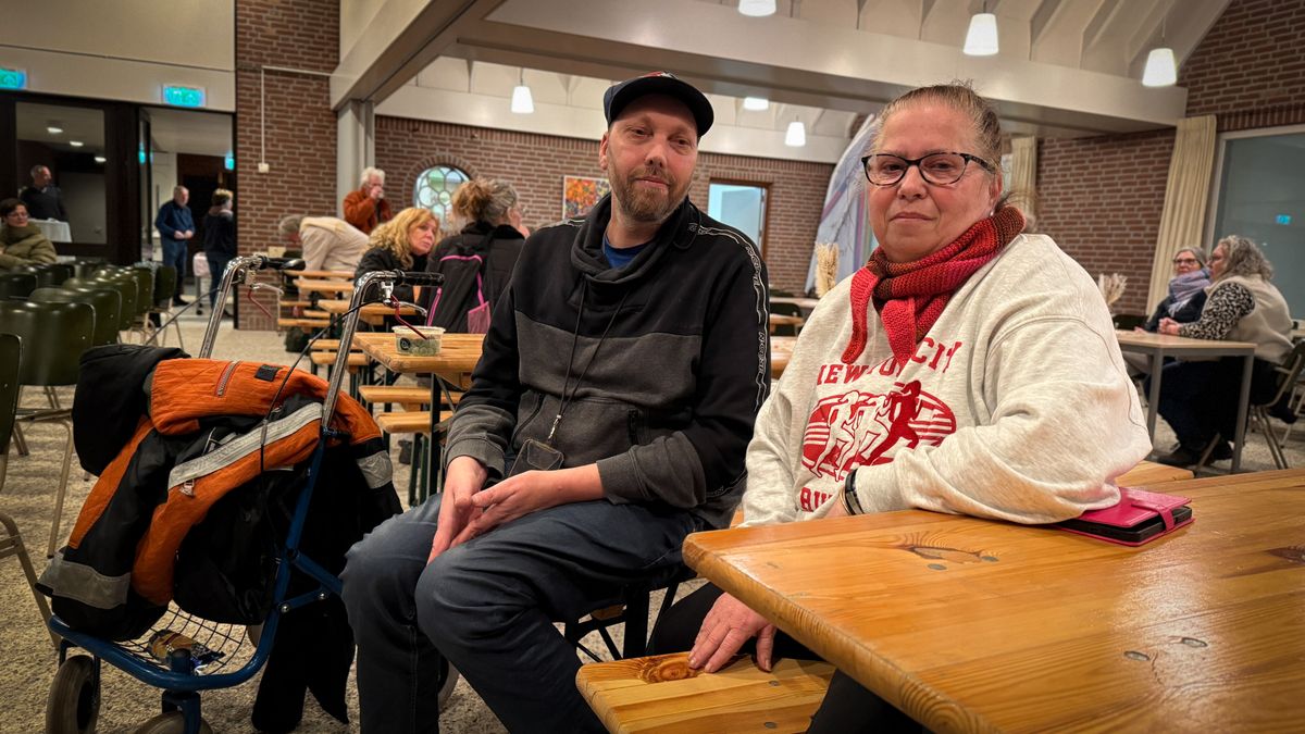 Geen plek op de Brink voor Catharina en Cor tijdens The Passion, dus zitten ze vooraan in de kerk