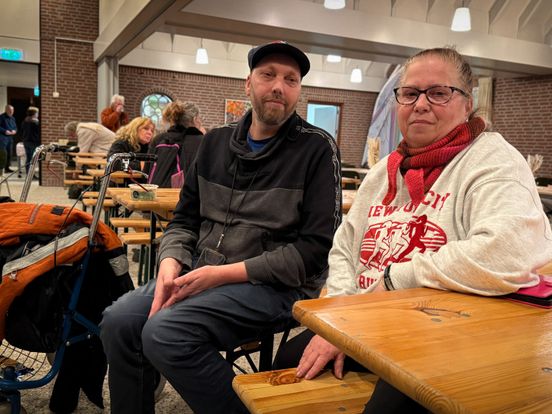 Geen plek op de Brink voor Catharina en Cor tijdens The Passion, dus zitten ze vooraan in de kerk