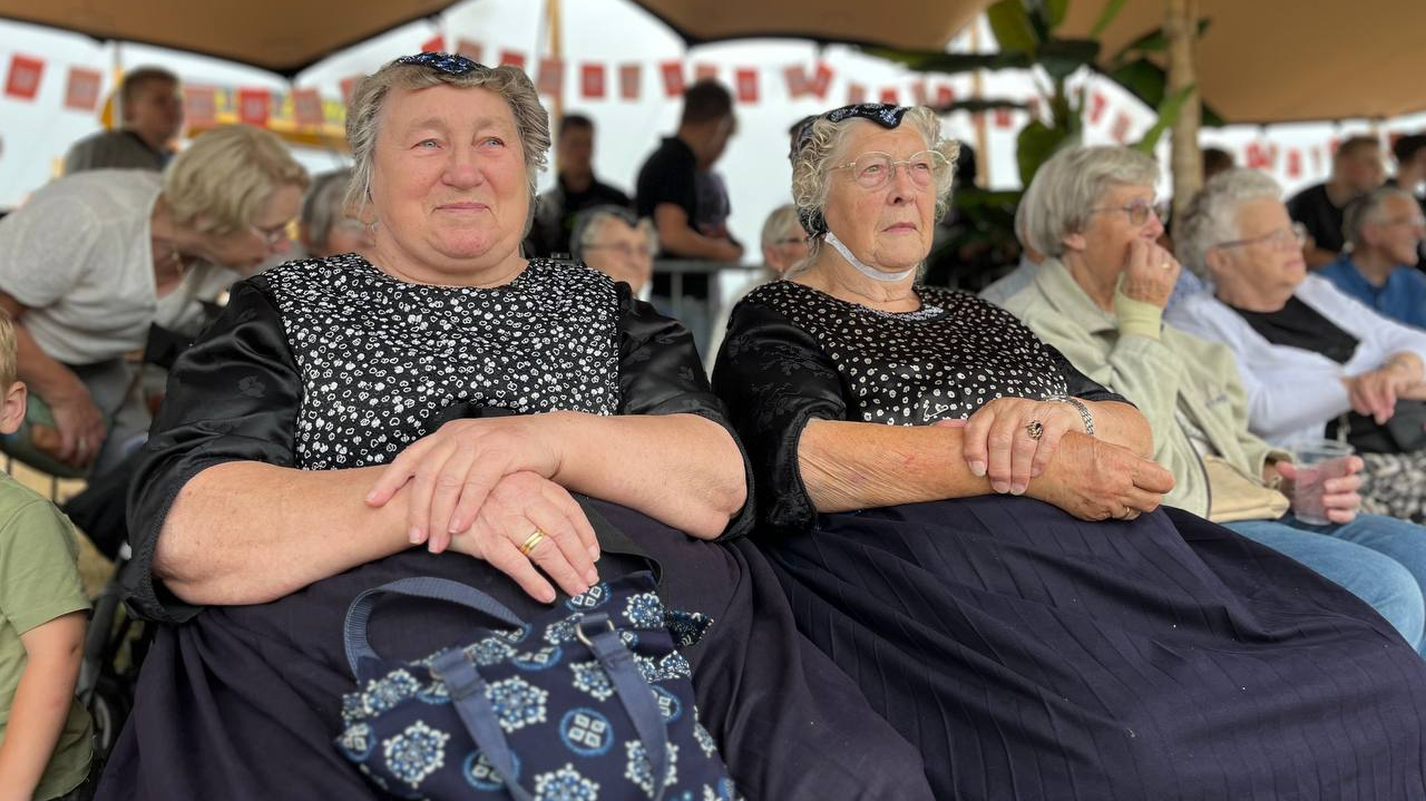 Mevrouw Smit (rechts) met een vriendin op de tribune bij de SAS-week