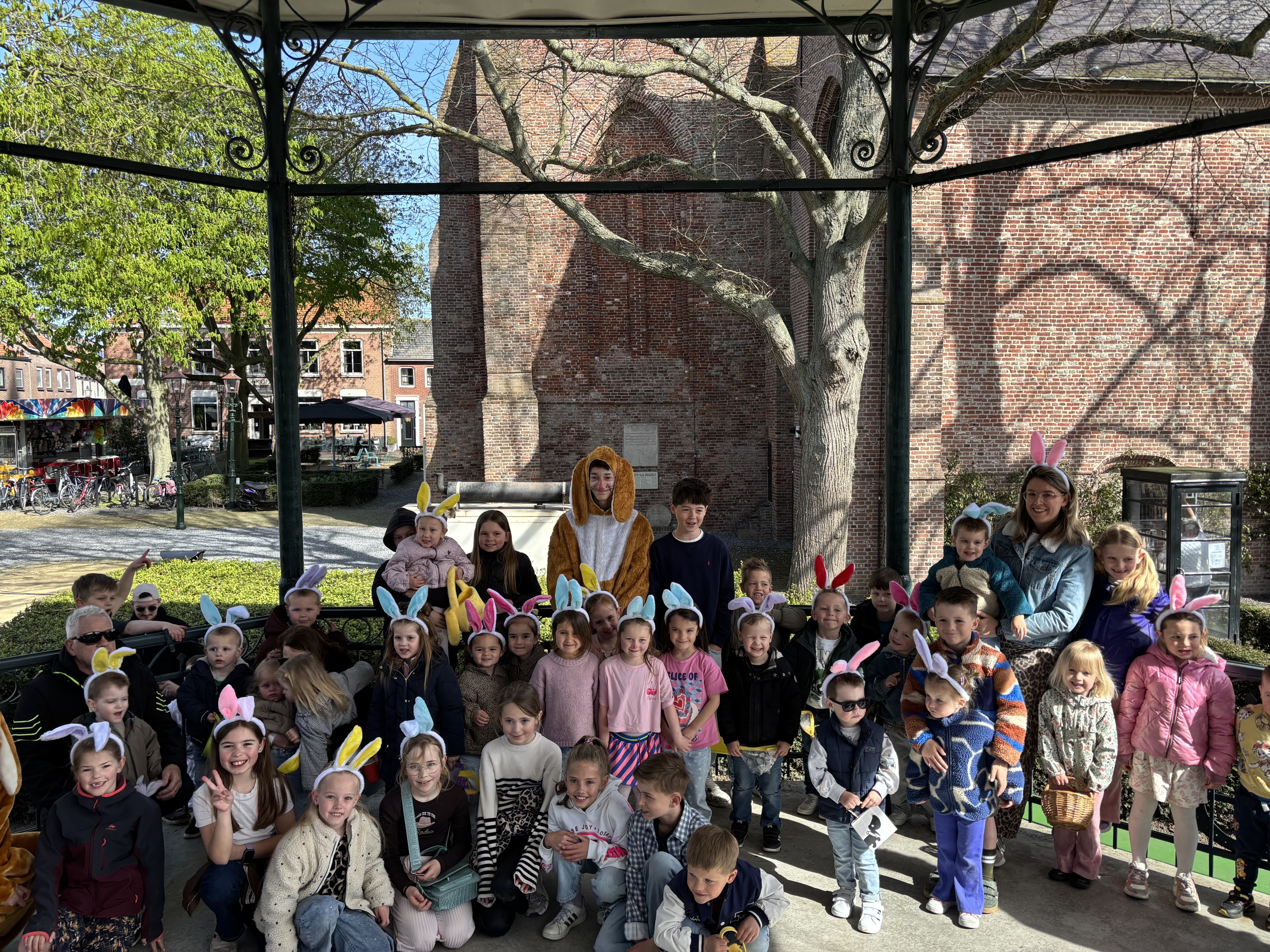 Tientallen kinderen keren Groede ondersteboven op zoek naar paaseieren: 'Ik heb er al tien!'