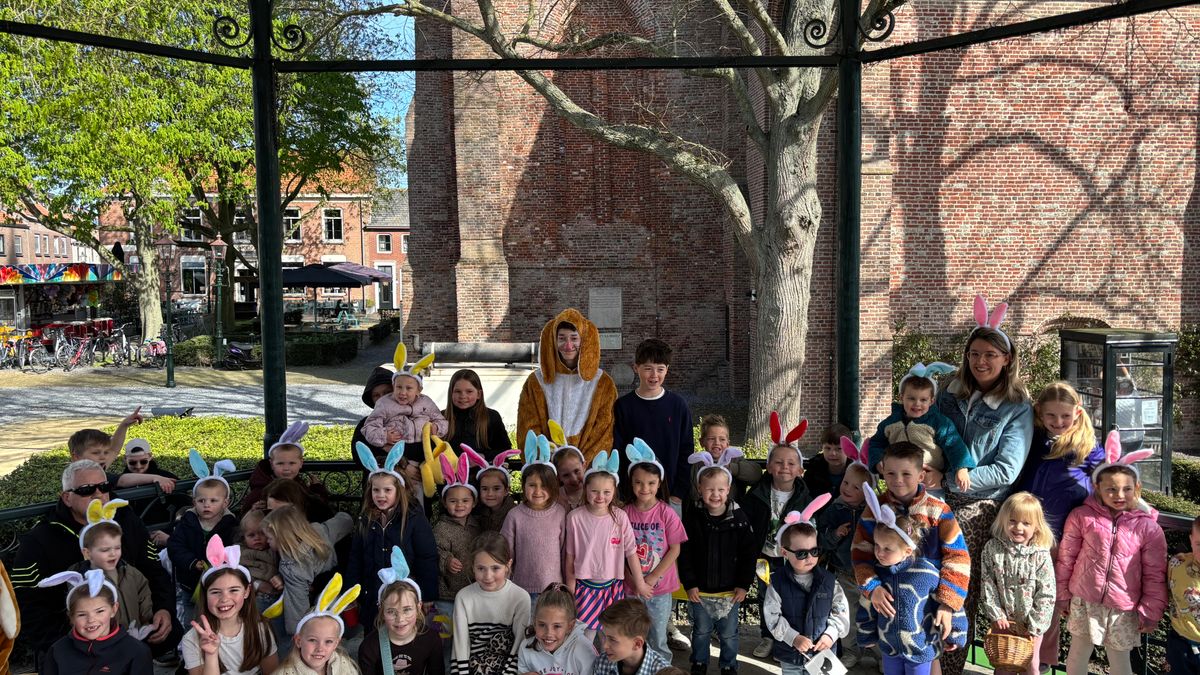 Tientallen kinderen keren Groede ondersteboven op zoek naar paaseieren: 'Ik heb er al tien!'