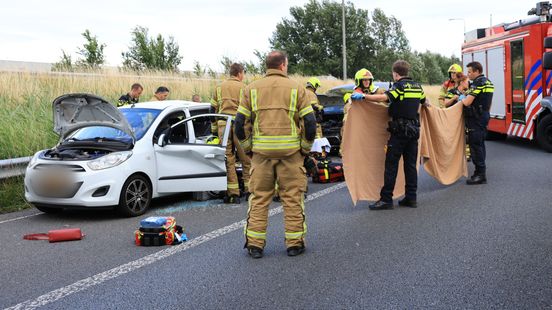 Botsing met twee personenautos. Botsing met twee personenautos.