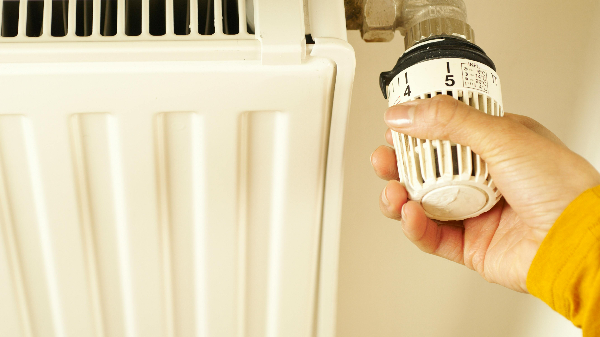 Bewoners eisen 7615 euro om torenhoge energierekening, rechter wijst op loeiende radiator