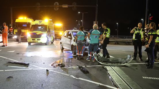 Ongeluk op kruispunt, brokstukken liggen verspreid over weg Home