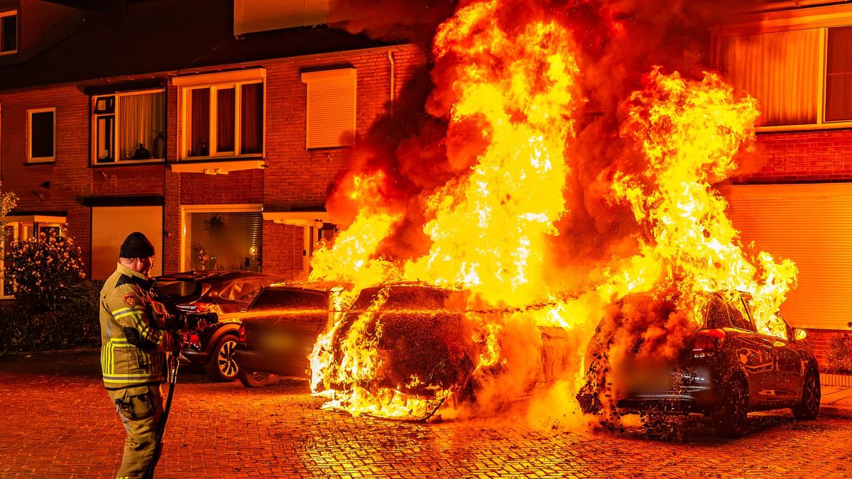 Drie auto's in vlammen opgegaan, een vierde is beschadigd