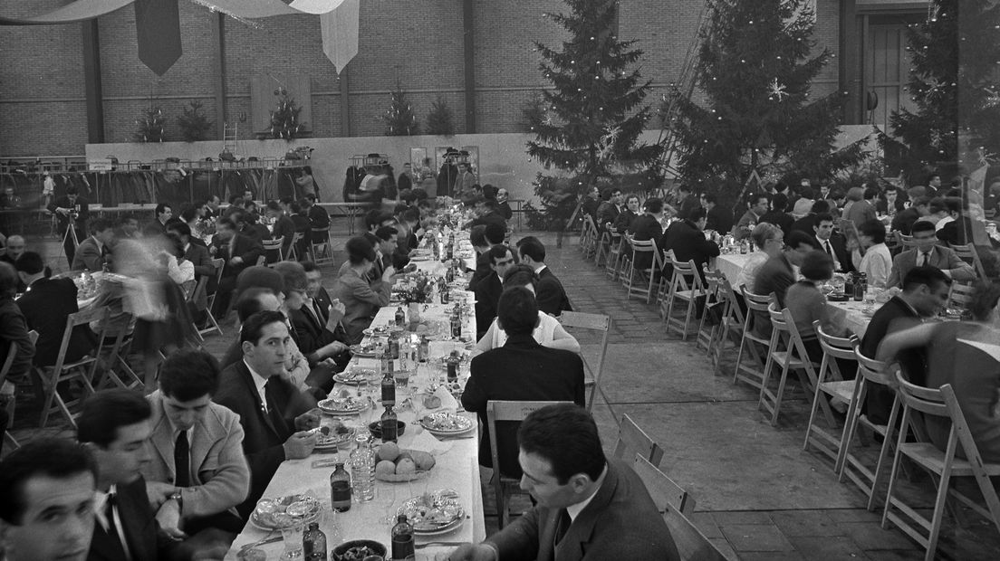 1965: Kerst voor Griekse arbeiders, betaald via een tv-actie van de VARA.