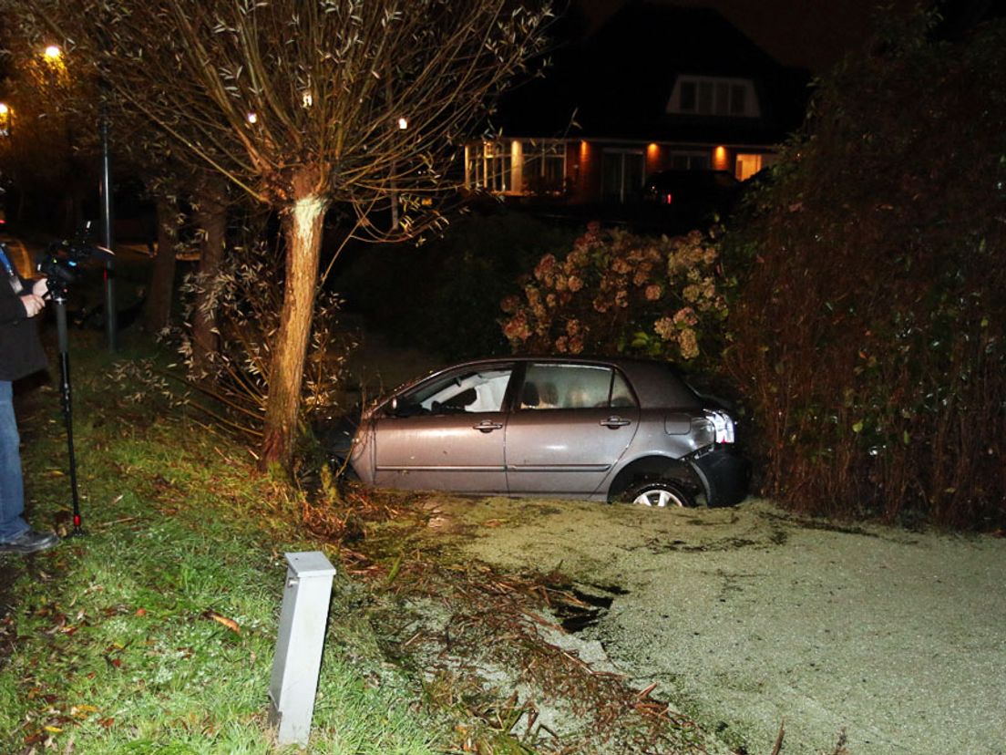 De auto waarin de daders ontsnapten kwam in de sloot terecht