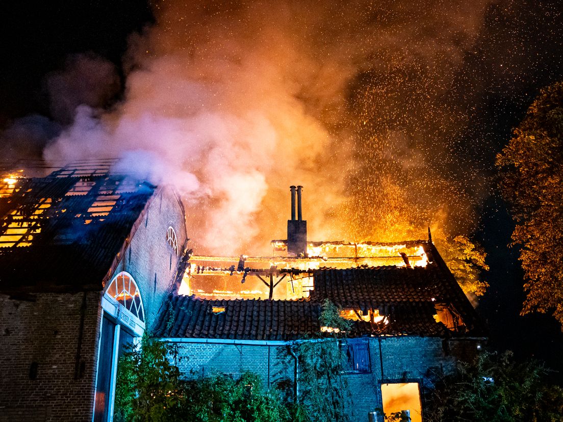 De boerderij aan de Pascalweg is volledig uitgebrand.