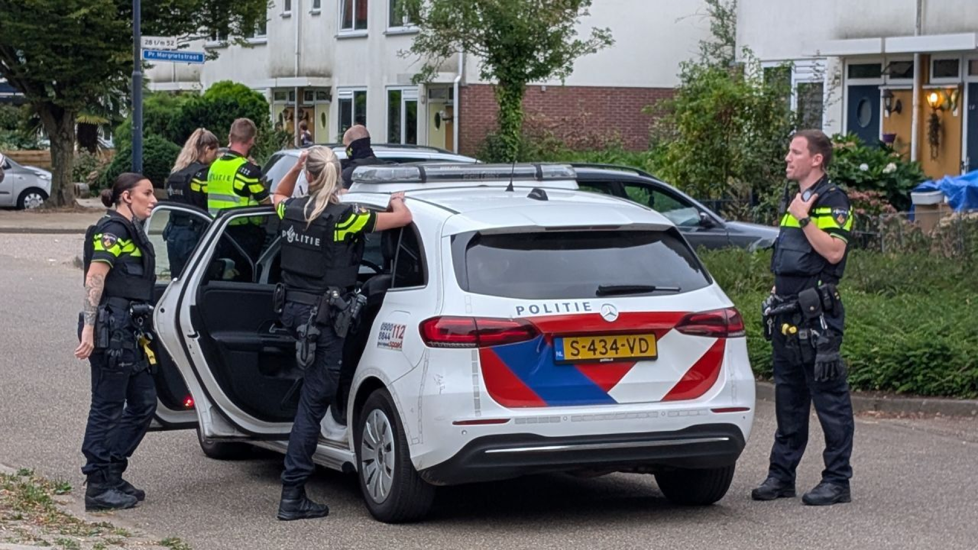 Verdachten burenruzie weer thuis: geen vuurwapen maar mes gevonden