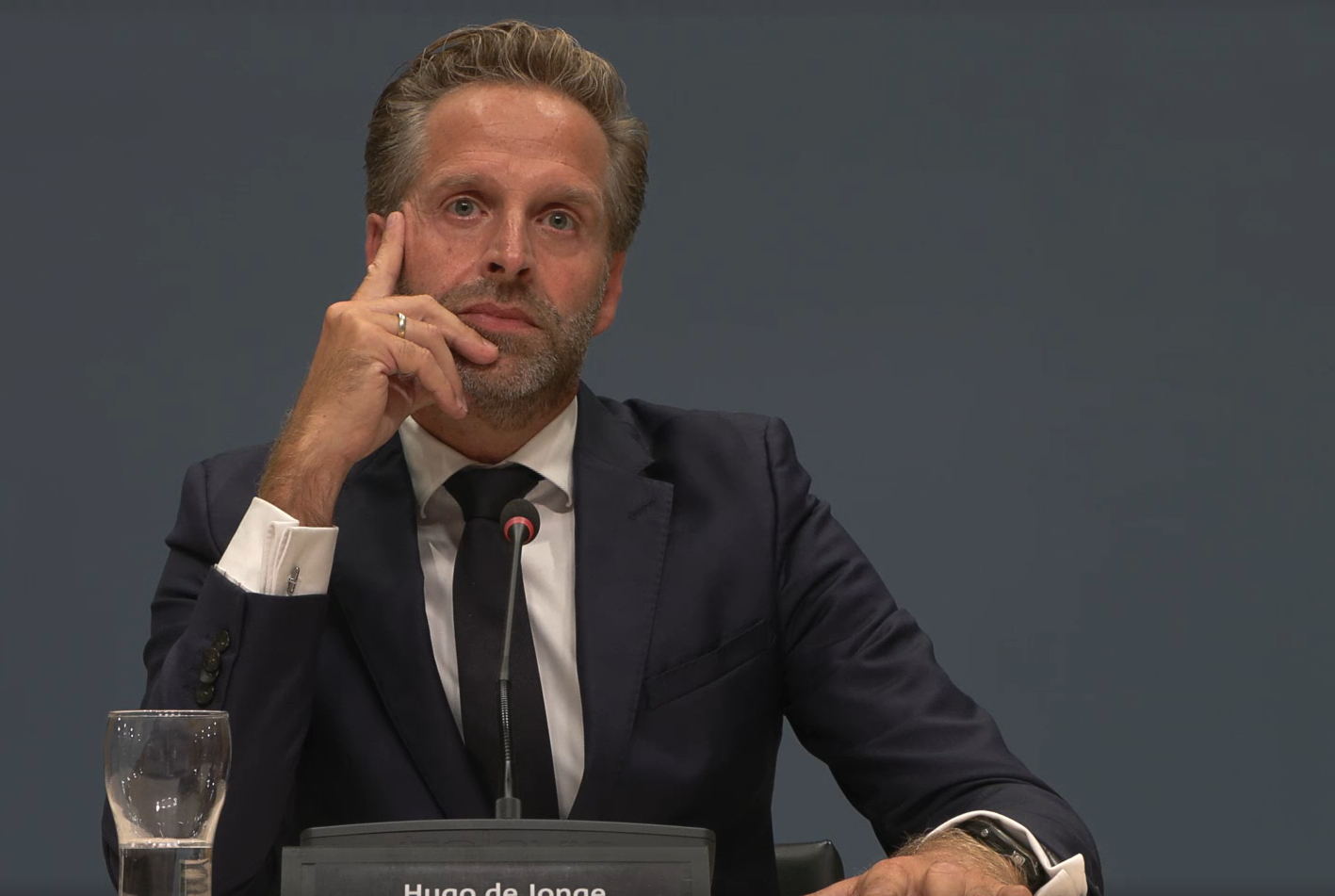 Hugo de Jonge betreurt bepaalde woordkeuzes in coronaperiode: 'Dat was niet gepast'