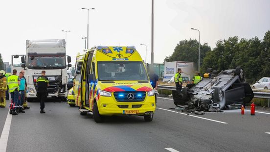Snelweg urenlang dicht na ernstig ongeluk, man uit brandende auto gehaald.