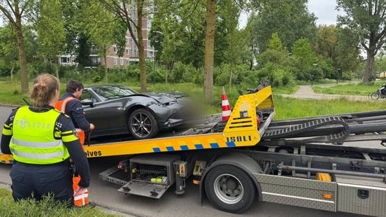 Auto botst tegen boom