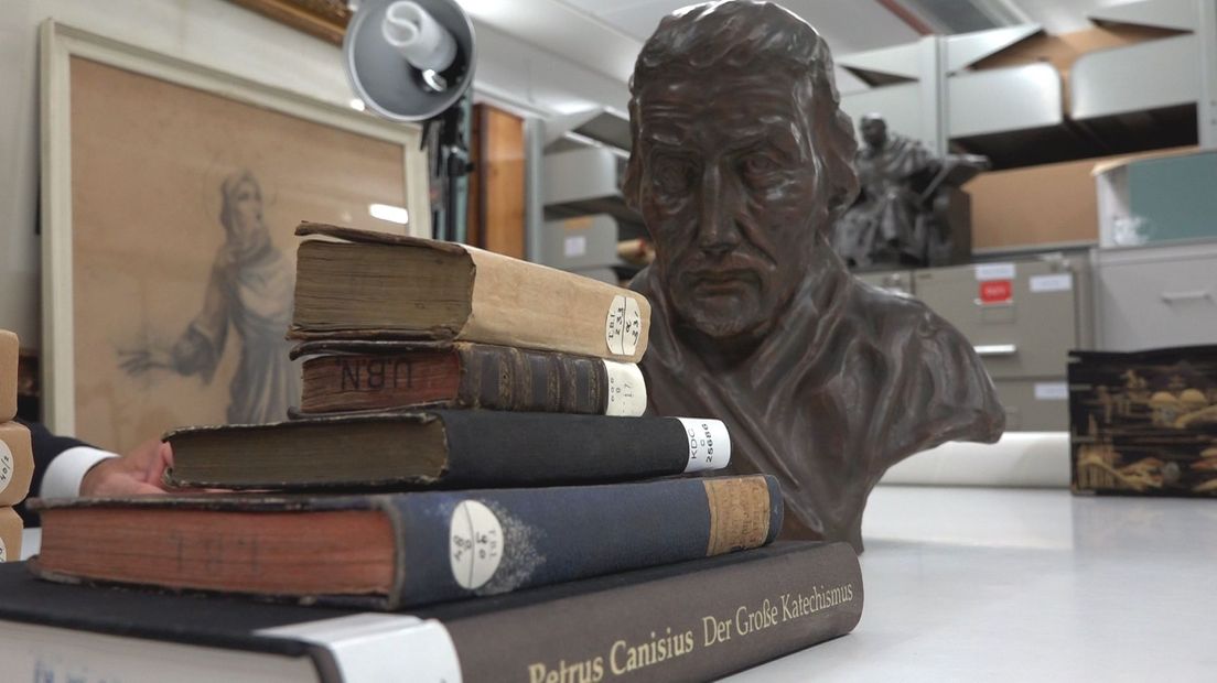 Borstbeeld van Canisius en enkele uitgaven van zijn Catechismus