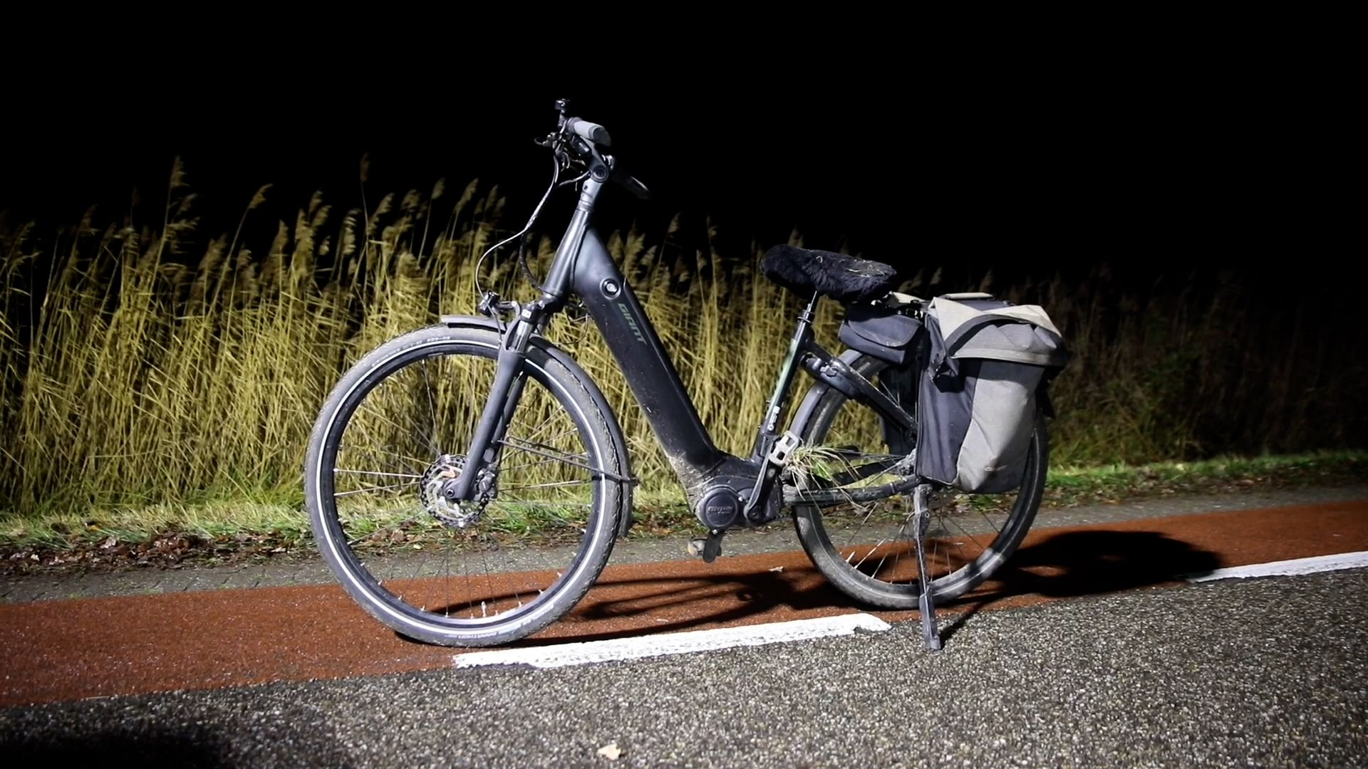 Auto met Hongaars kenteken ramt fietser en verdwijnt