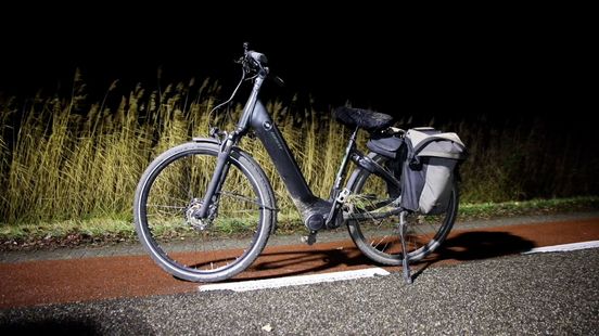 Auto met Hongaars kenteken ramt fietser en verdwijnt