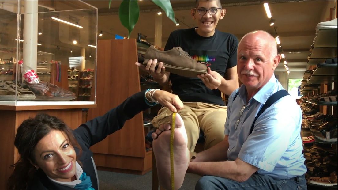 Schoenmaker in Zutphen maakt schoenen voor Jeison met grootste voeten ter wereld