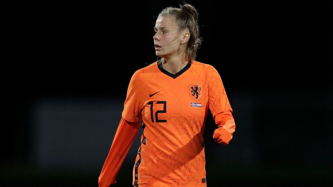 Victoria Pelova in het shirt van het Nederlands elftal