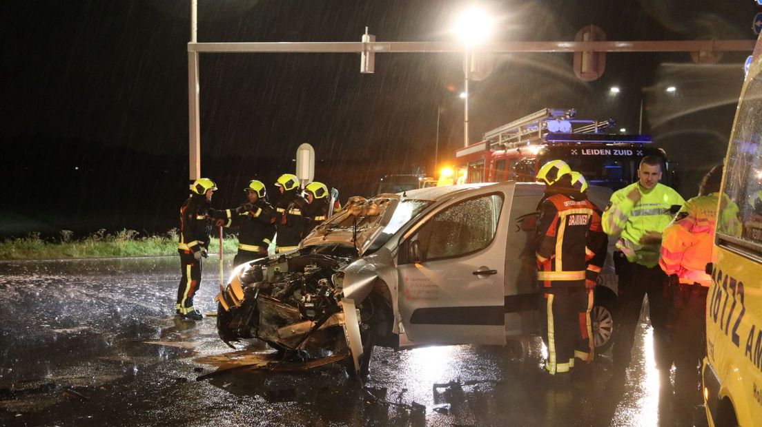 Twee wagens botsen frontaal op elkaar op kruising N206 naar de A4 in Leiden