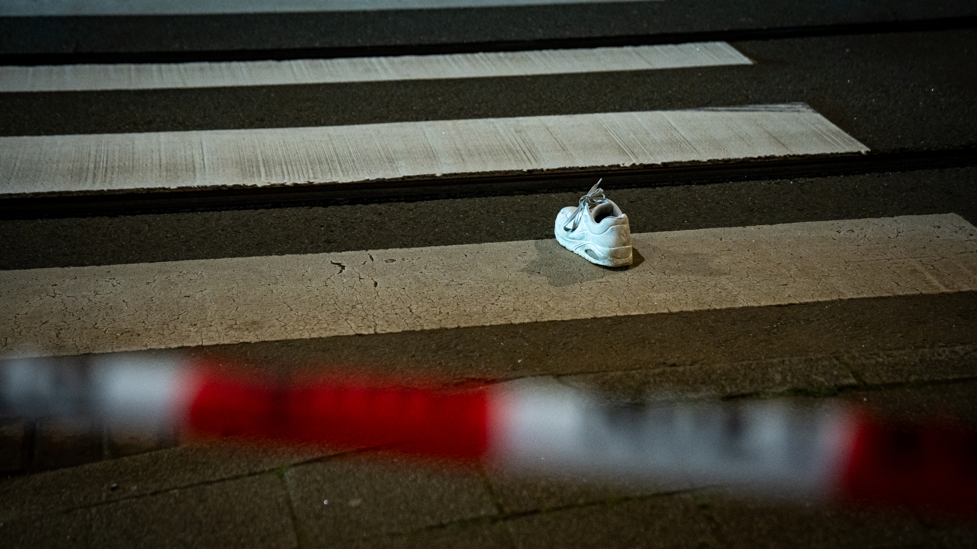 Op het zebrapad bleef een schoen achter.