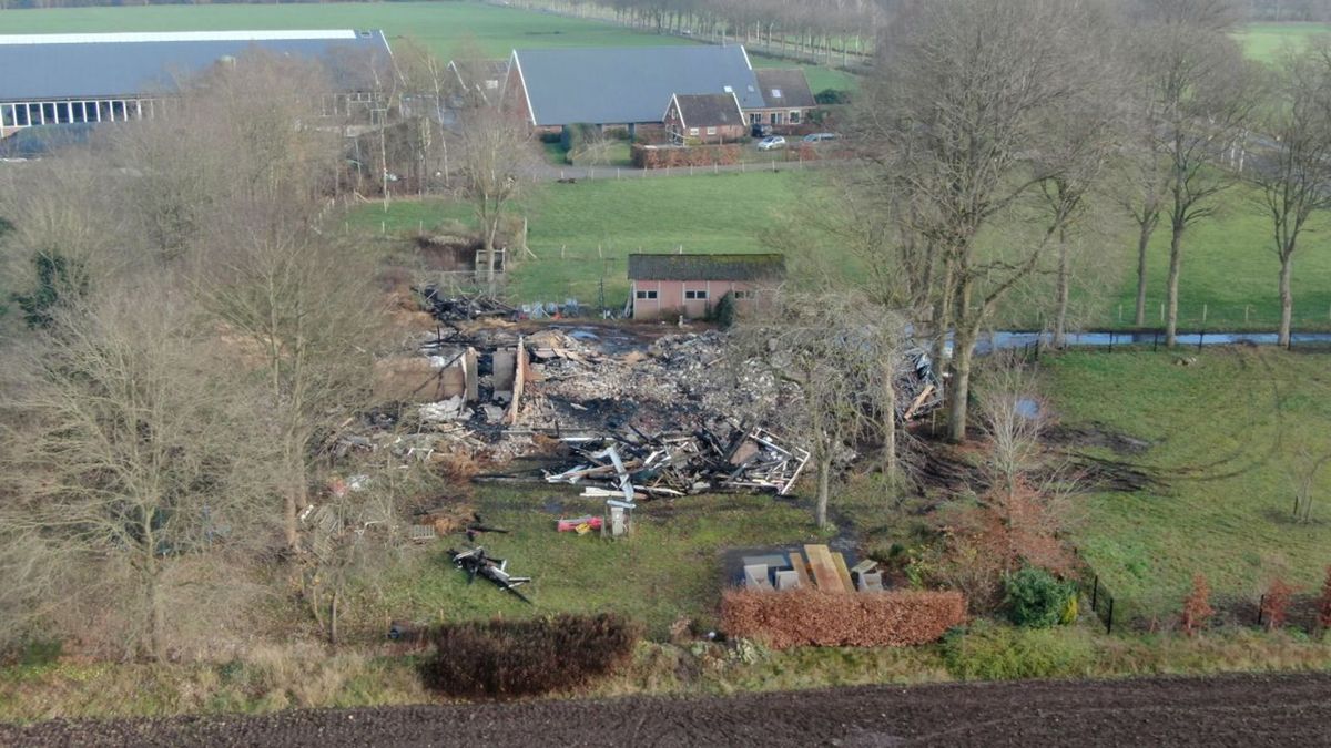 Boerderij Gasteren compleet verwoest door brand