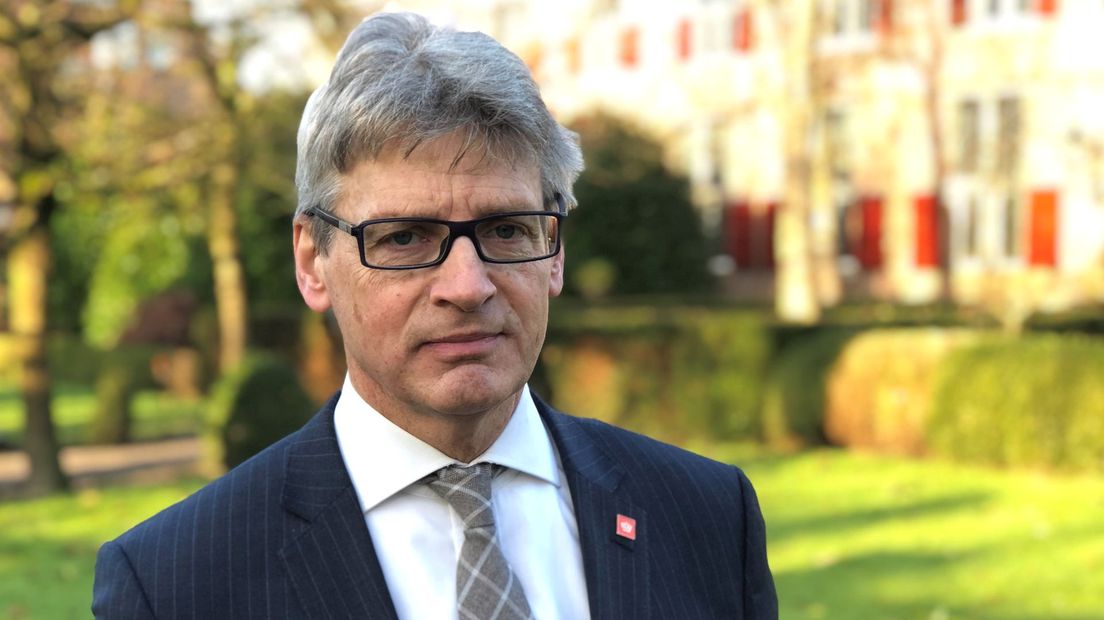 Burgemeester Bolsius draagt het Wij Amersfoort-speldje