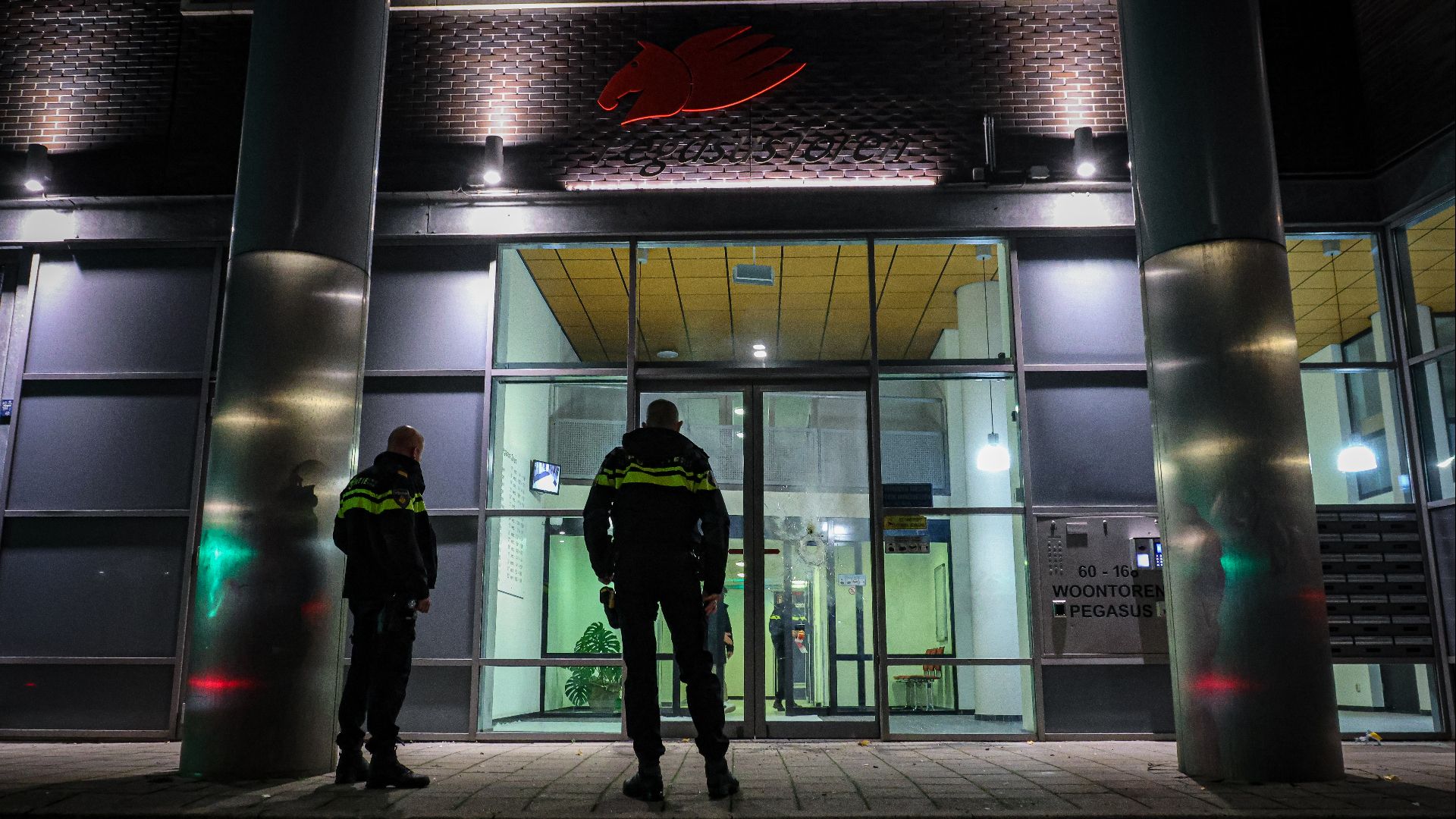 Het is een veelbewogen tijd voor de bewoners van de flat aan de Pegasusweg in Rotterdam-Alexander.