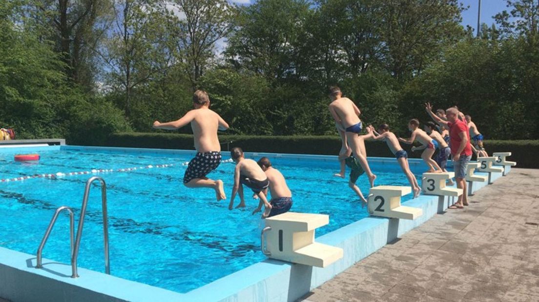 Zwemmers die het water inspringen