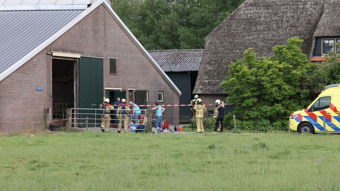 Meerdere hulpdiensten kwamen ter plaatse bij het melkveebedrijf in Wapenveld.