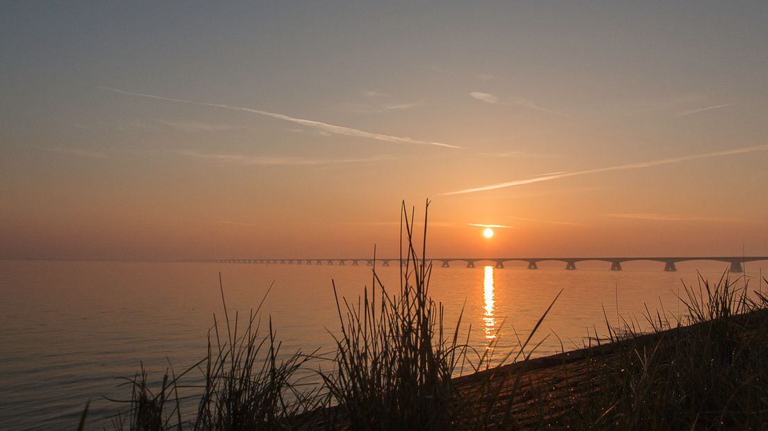 Zonsopkomst bij de Zeelandbrug.