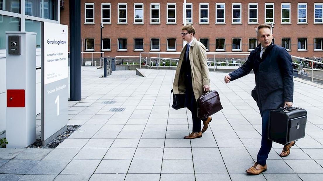 Advocaat Pieter Hoogendam (rechts) voorafgaand aan de pro forma-zitting in 2016