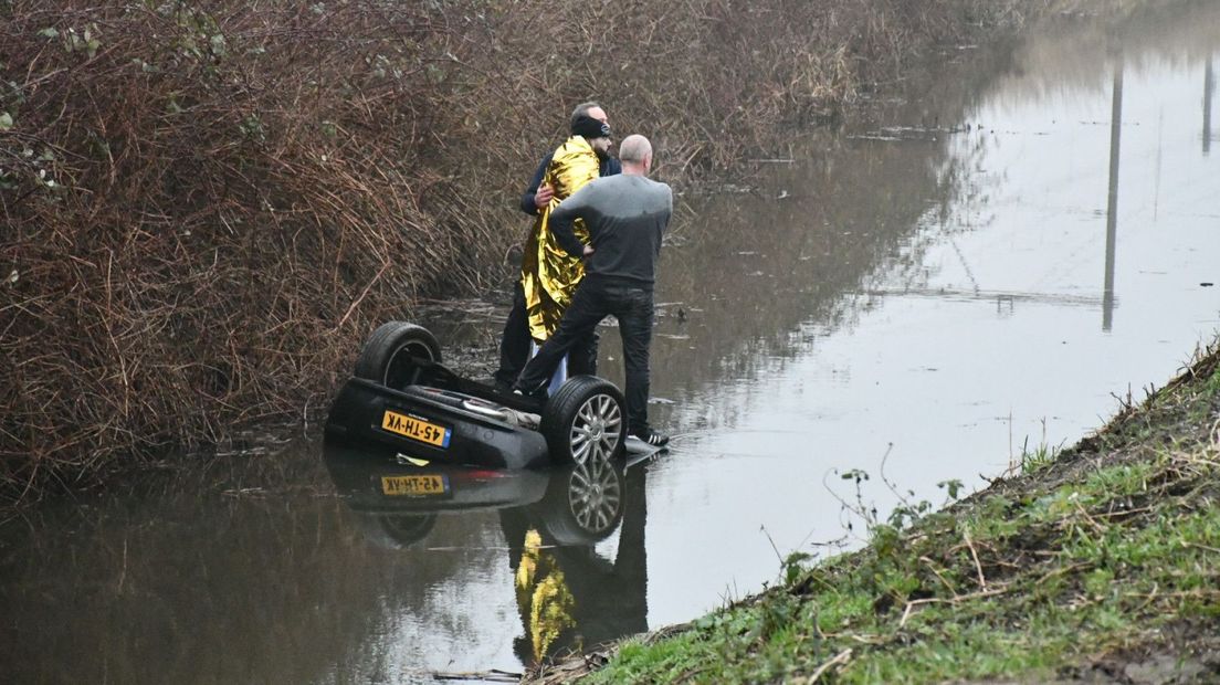 De twee mannen weten het slachtoffer uit zijn auto te bevrijden.
