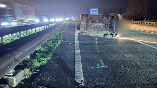 Auto kantelt na botsing op A15