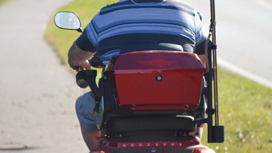 Man in scootmobiel gewond bij aanrijding met vrachtwagen. Man in scootmobiel gewond bij aanrijding met vrachtwagen.