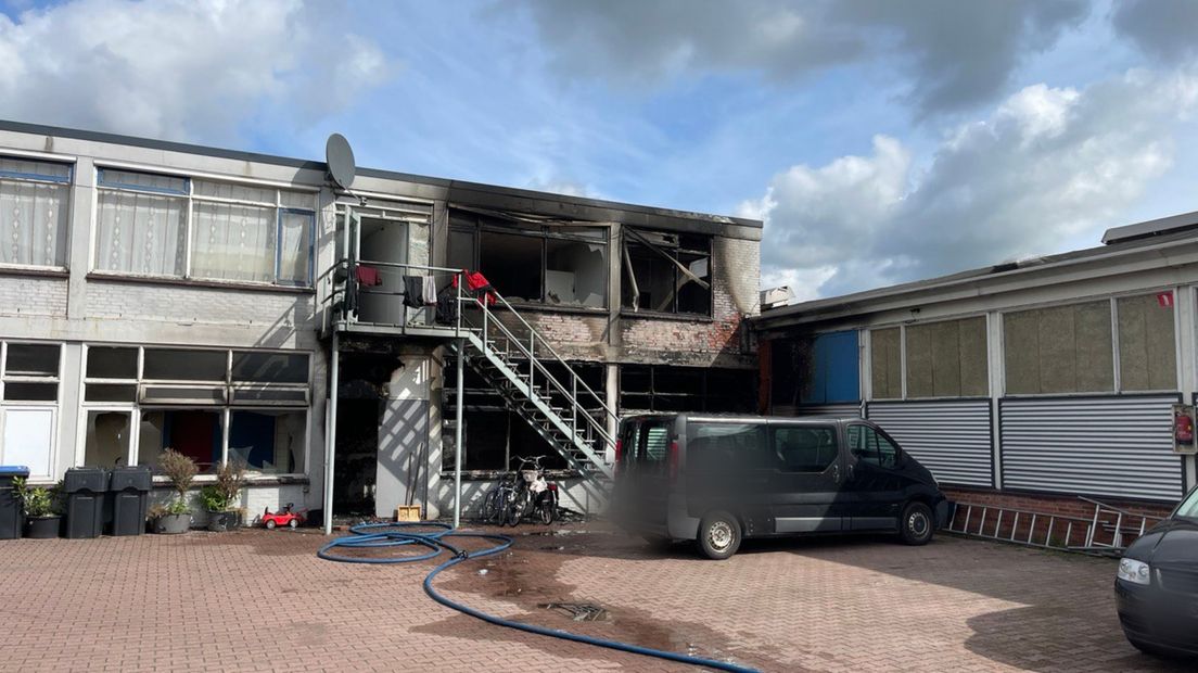 Een uitgebrande ruimte in het pand waar de brand woedde