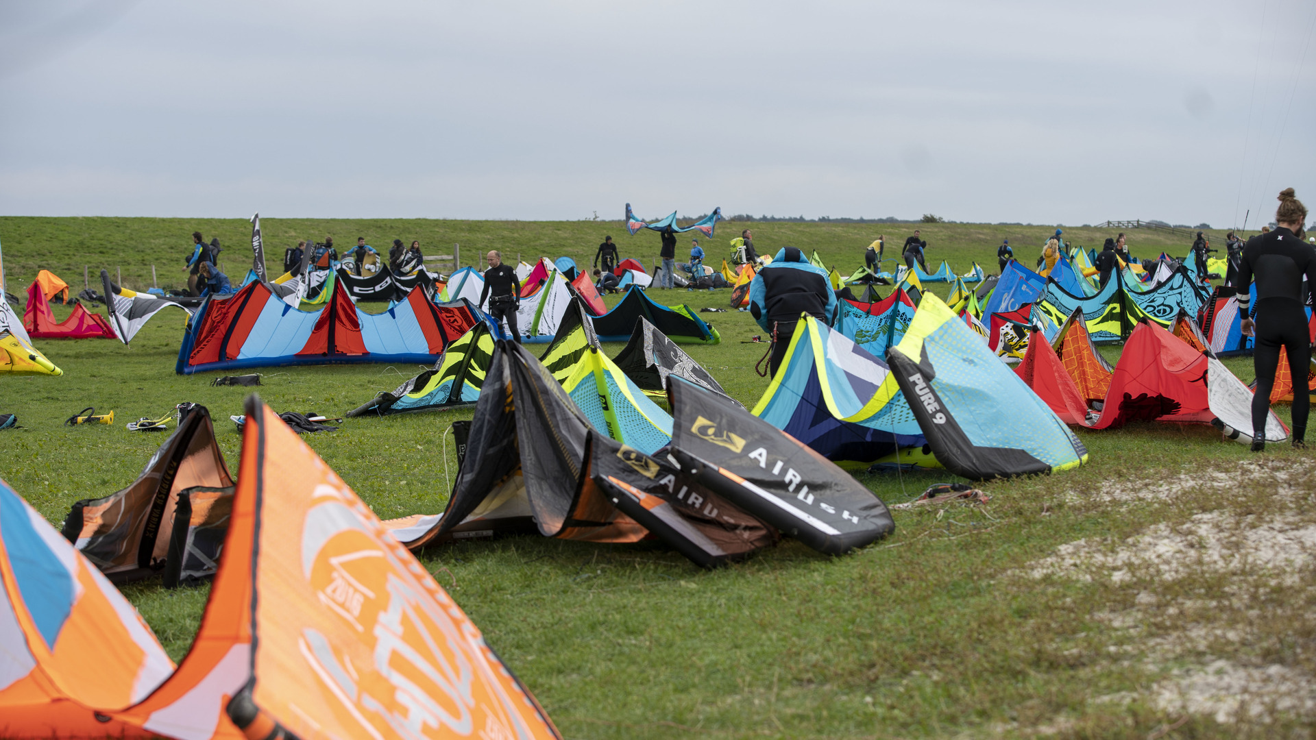 Kites op it gers by it strân fan Mirns