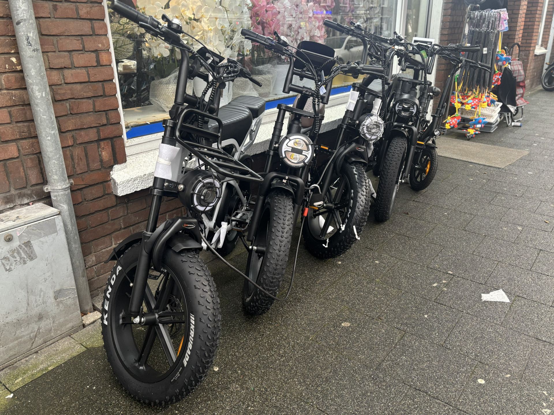 Fatbikes op een rij in de straat