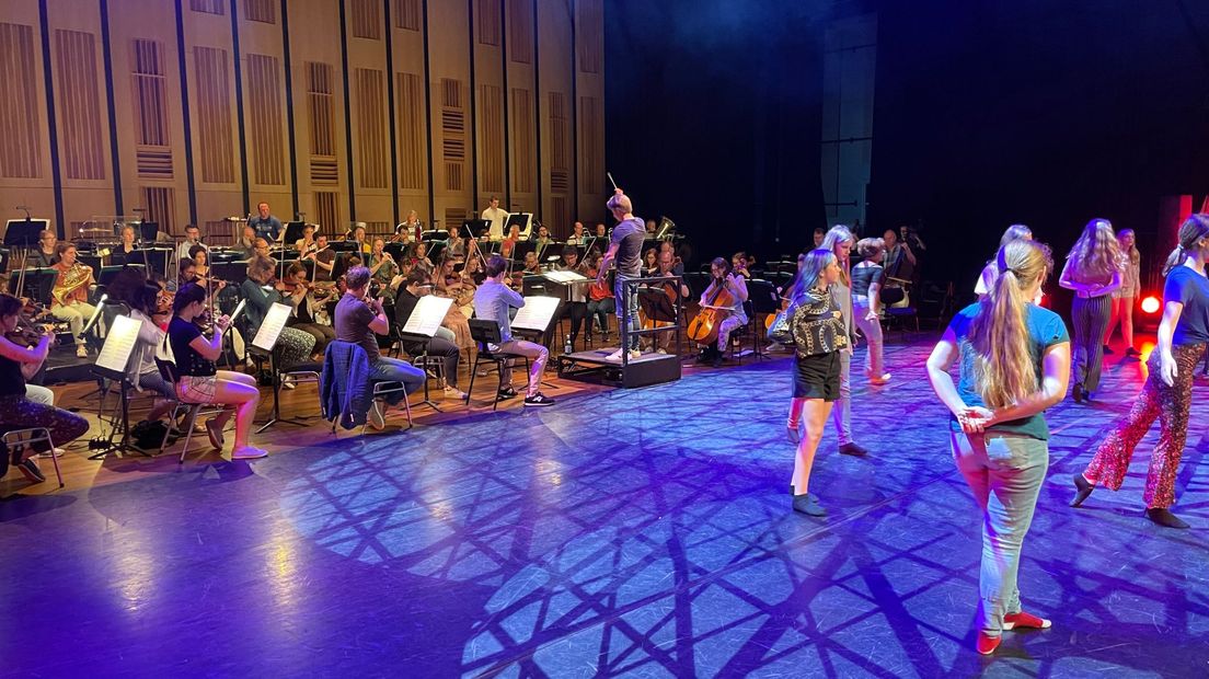 Het Noord Nederlands Orkest en jongeren tijdens de generale repetitie in DNK