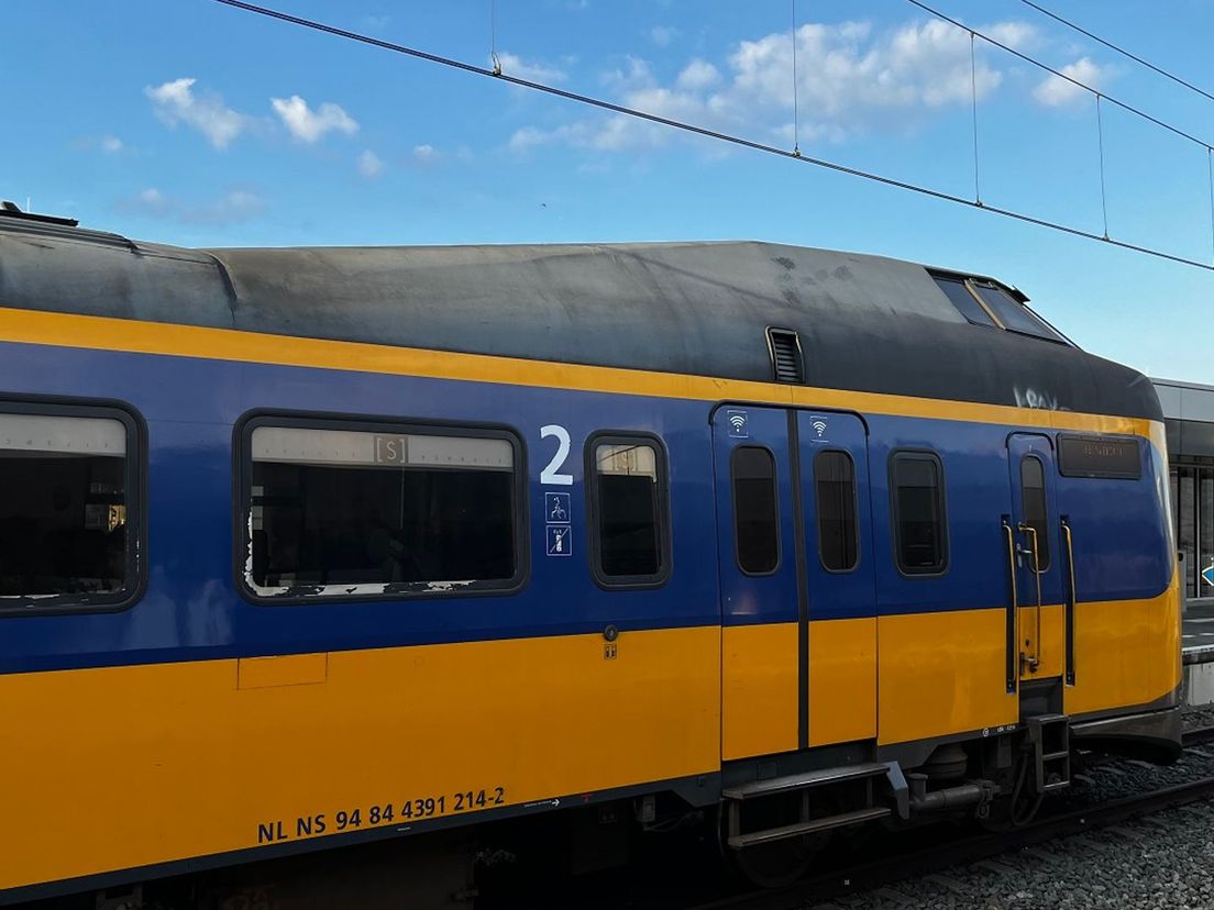 De trein waarvan de conducteur werd overvallen staat stil op Rotterdam-Alexander