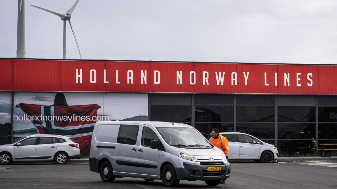 Een auto bij de terminal van Holland Norway Lines in de Eemshaven