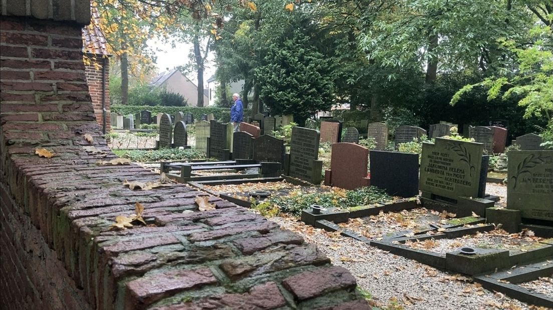 Jan Rijdes loopt rond op de begraafplaats.